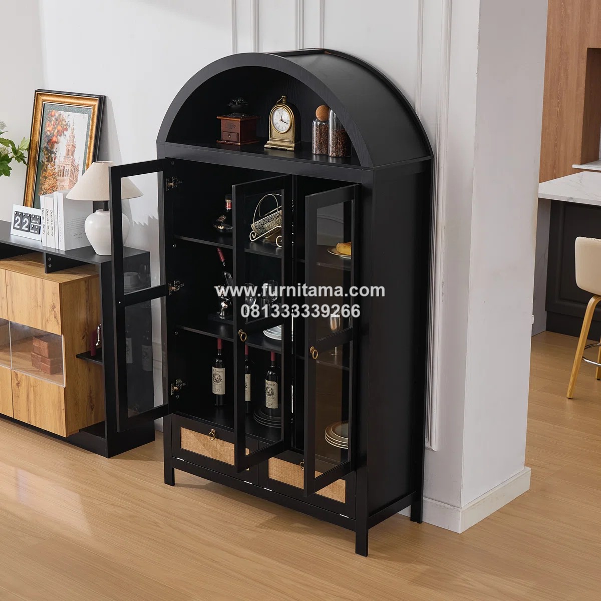 Lemari Hias Lengkung Kayu Jati Warna Hitam Modern Lemari Hias Lengkung Kayu Jati Warna Hitam Modern